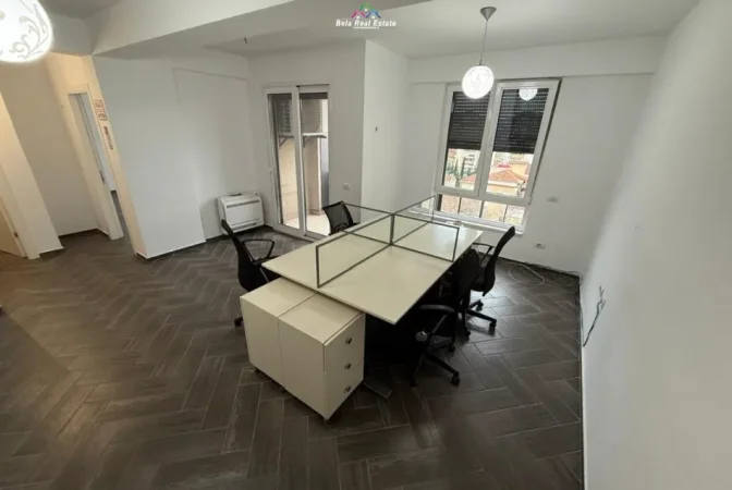 Tirane, jepet me qera zyre Kati 0, 92 m² 700 € (MYSLYM SHYRI)