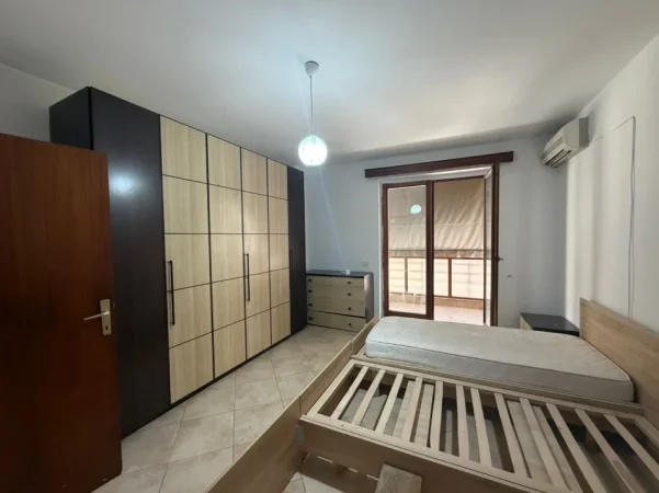 Tirane, jepet me qera apartament 2+1+Ballkon Kati 3, 100 m² 601 € (Apartament 2+1+2 Per Qera I Mobiluar Stacioni Trenit Prane Qendres)