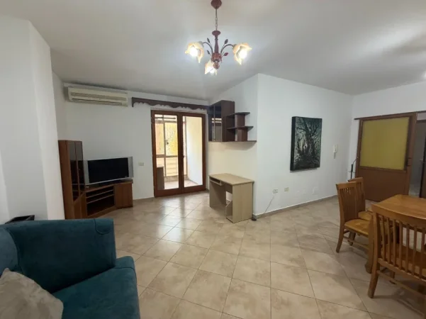 Tirane, jepet me qera apartament 2+1+Ballkon Kati 3, 100 m² 601 € (Apartament 2+1+2 Per Qera I Mobiluar Stacioni Trenit Prane Qendres)