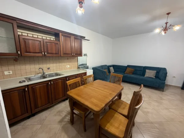 Tirane, jepet me qera apartament 2+1+Ballkon Kati 3, 100 m² 601 € (Apartament 2+1+2 Per Qera I Mobiluar Stacioni Trenit Prane Qendres)