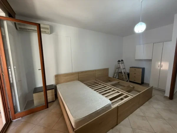 Tirane, jepet me qera apartament 2+1+Ballkon Kati 3, 100 m² 601 € (Apartament 2+1+2 Per Qera I Mobiluar Stacioni Trenit Prane Qendres)
