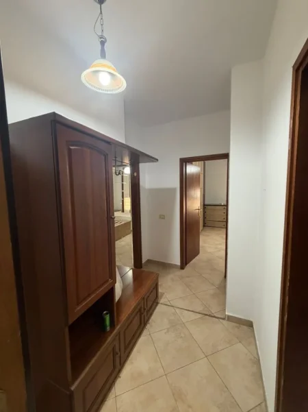 Tirane, jepet me qera apartament 2+1+Ballkon Kati 3, 100 m² 601 € (Apartament 2+1+2 Per Qera I Mobiluar Stacioni Trenit Prane Qendres)