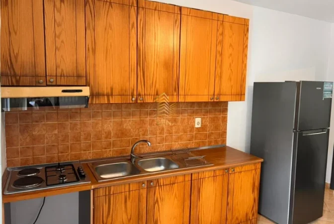 Tirane, jepet me qera apartament 1+1+Ballkon Kati 1, 60 m² 350 € (Rruga e Elbasanit)