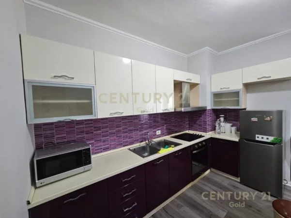 Tirane, jepet me qera apartament 2+1+Ballkon Kati 8, 110 m² 850 € (rruga e barrikadave)