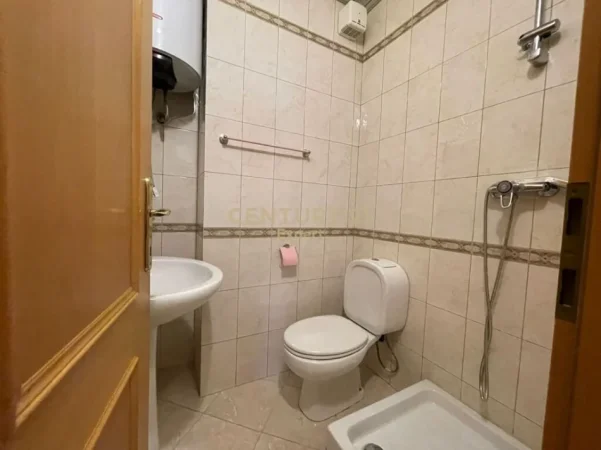 Tirane, jepet me qera apartament 2+1 Kati 10, 130 m² 800 € (libri universitar)