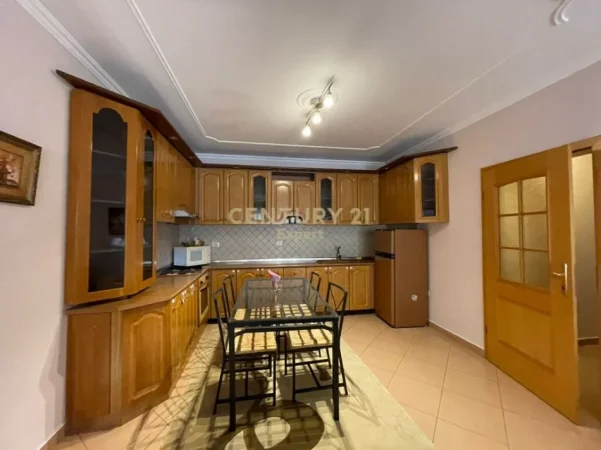 Tirane, jepet me qera apartament 2+1 Kati 10, 130 m² 800 € (libri universitar)