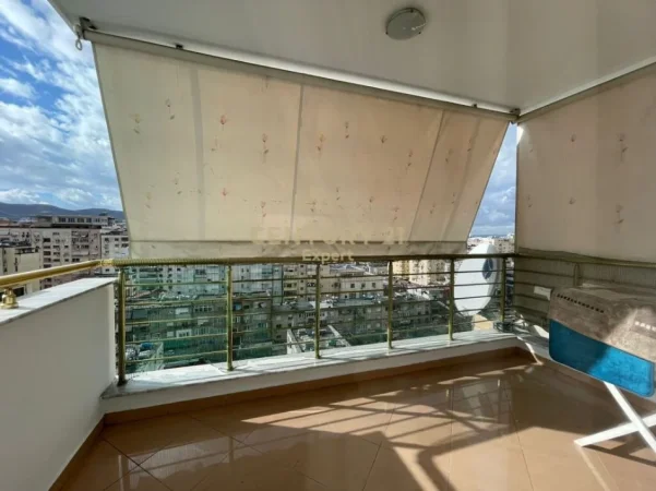 Tirane, jepet me qera apartament 2+1 Kati 10, 130 m² 800 € (libri universitar)