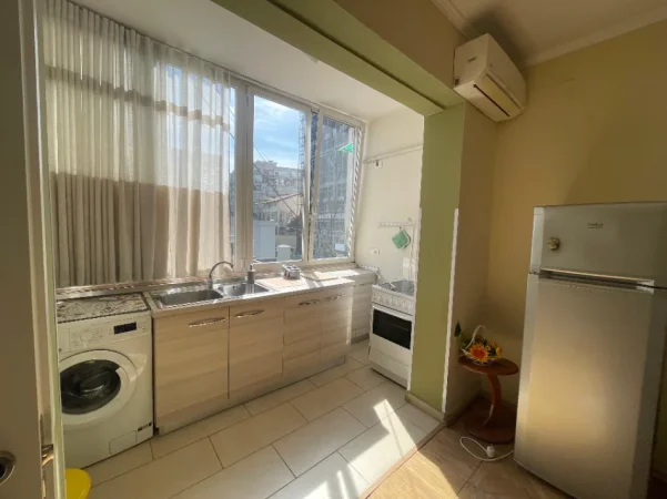 Tirane, jepet me qera apartament 1+1 Kati 2, 60 m² 600 € (Sheshi Skenderbej)