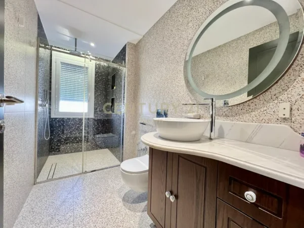 Tirane, jepet me qera apartament Dublex Kati 2, 180 m² 1.600 € (kopshti botanik)