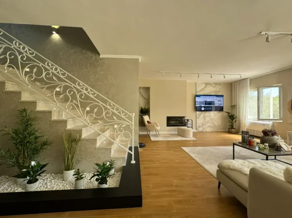 Tirane, shitet 2 Katshe , 500.000 € (petrele)