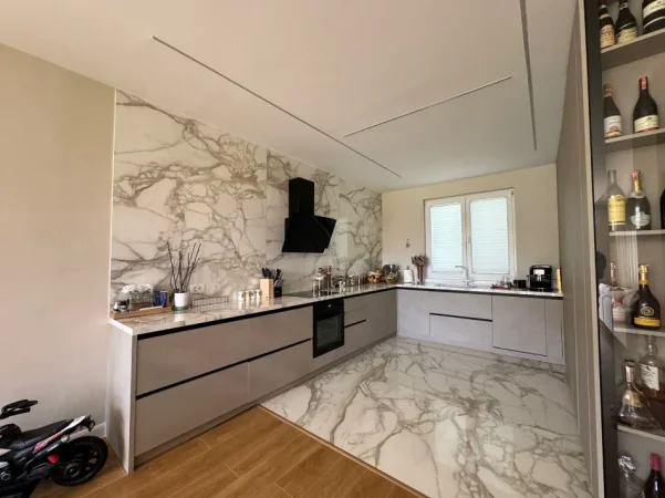 Tirane, shitet 2 Katshe , 500.000 € (petrele)