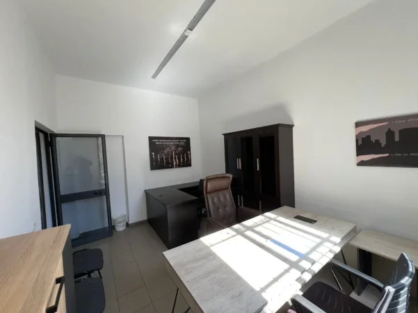 Tirane, jepet me qera zyre Kati 0, 38 m² 470 € (Bulevardi Bajram Curri)