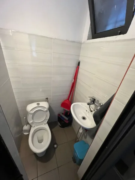 Tirane, jepet me qera zyre Kati 0, 38 m² 470 € (Bulevardi Bajram Curri)