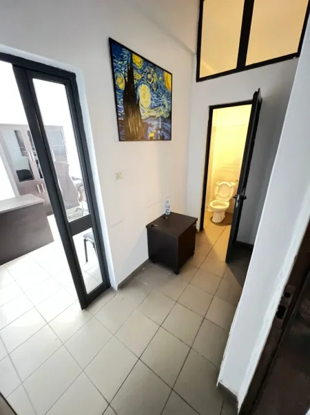 Tirane, jepet me qera zyre Kati 0, 38 m² 470 € (Bulevardi Bajram Curri)