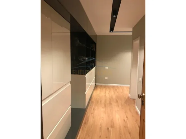 Tirane, jepet me qera apartament 2+1 Kati 1, 145 m² 1.400 € (LIBRI UNIVERSITAR)