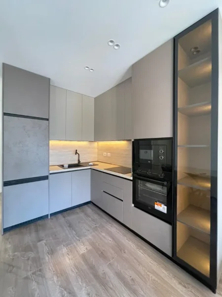 Tirane, jepet me qera apartament 2+1 , 900 € (Zogu i Zi)