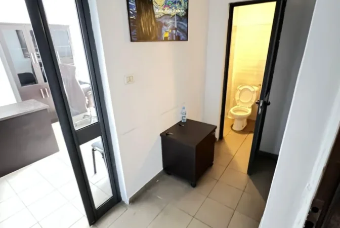 Shqiperi, jepet me qera zyre Kati 0, 28 m² 520 € (ish ekspozita)