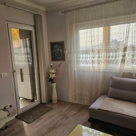 Tirane, jepet me qera apartament 1+1+Ballkon Kati 3, 65 m² 550 € (Fusha Ali Demi)