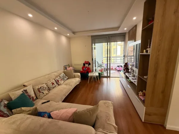 Tirane, jepet me qera apartament 2+1 Kati 5, 94 m² 750 € (liqeni i thate)