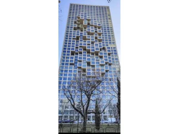 Qera, Ambient Open Space, Downtown One, Tiranë