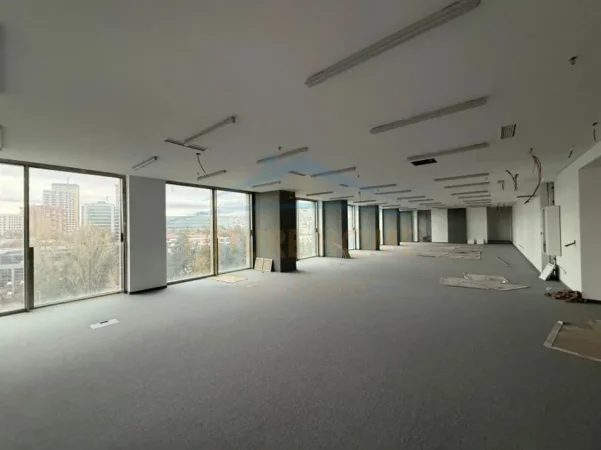 Qera, Ambient Open Space, Downtown One, Tiranë