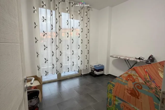 Tirane, jepet me qera apartament 2+1 , 88 m² 500 € (kompleksi tom doshi)