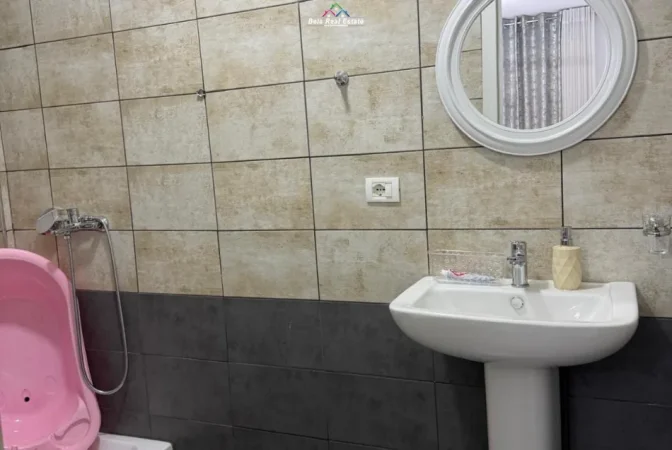 Tirane, jepet me qera apartament 2+1 , 88 m² 500 € (kompleksi tom doshi)