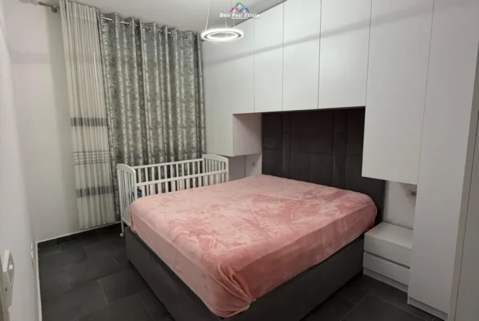 Tirane, jepet me qera apartament 2+1 , 88 m² 500 € (kompleksi tom doshi)