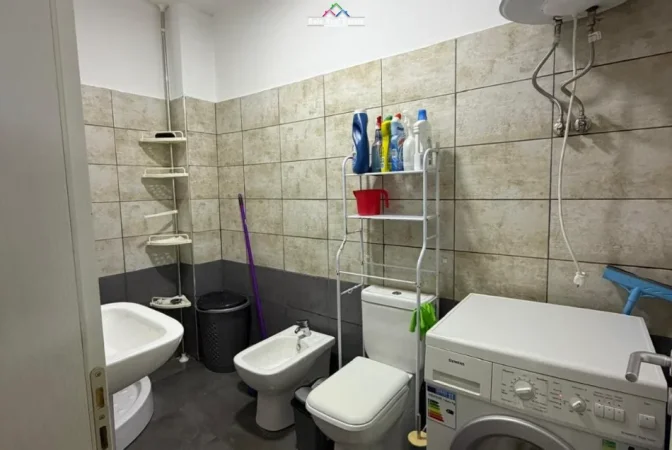 Tirane, jepet me qera apartament 2+1 , 88 m² 500 € (kompleksi tom doshi)