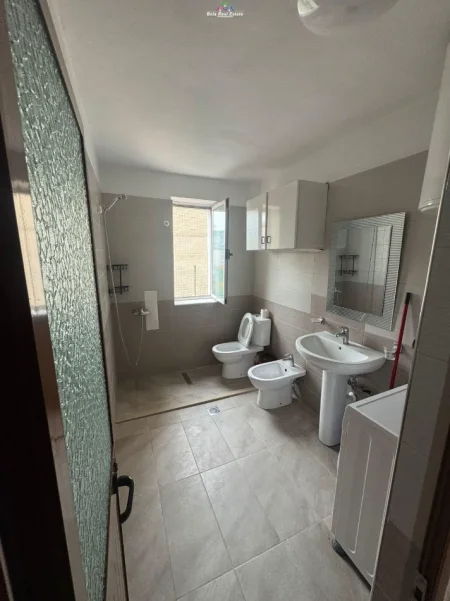 Tirane, jepet me qera apartament 2+1 Kati 3, 75 m² 570 € (tregu elektrik)