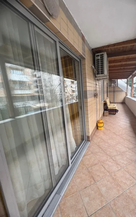 Tirane, jepet me qera apartament 2+1+Ballkon Kati 1, 124 m² 500 € 