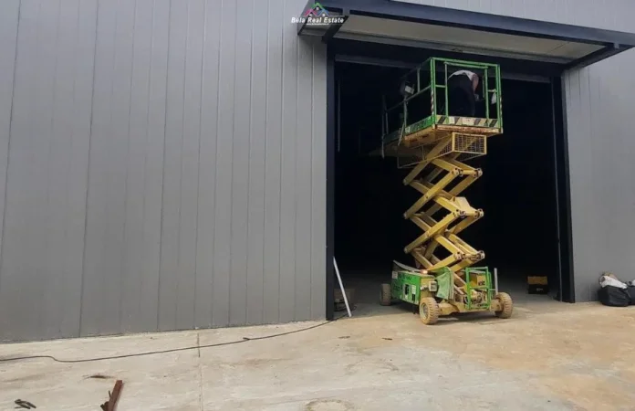 Tirane, jepet me qera magazine Kati 0, 400 m² 2.000 € (Rruga e Arbrit)