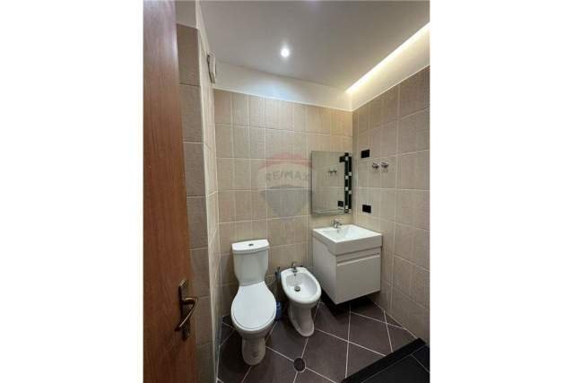 Tirane, jepet me qera apartament 600 Euro