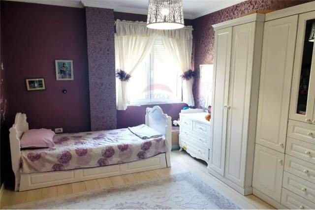 Tirane, jepet me qera apartament 700 Euro