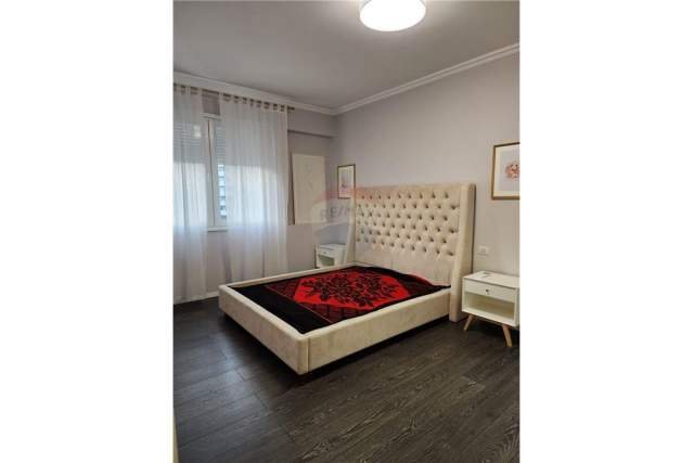 Tirane, jepet me qera apartament 700 Euro