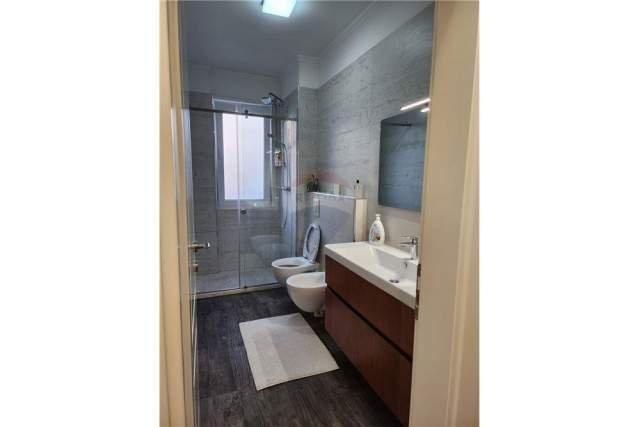 Tirane, jepet me qera apartament 700 Euro