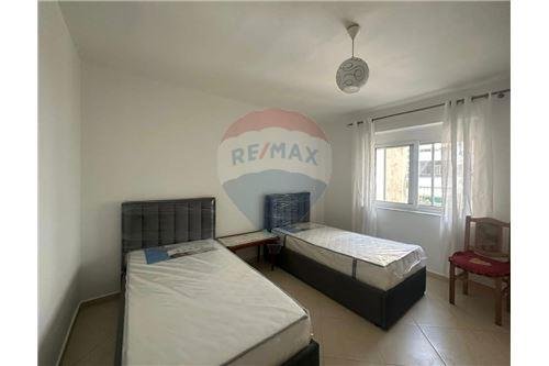 Tirane, jepet me qera apartament 370 Euro