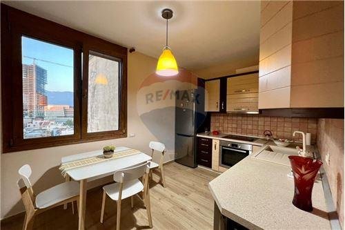 Tirane, jepet me qera apartament 1+1 Kati 9, 800 Euro