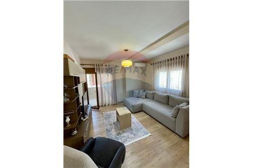 Tirane, jepet me qera apartament 1+1 Kati 9, 800 Euro