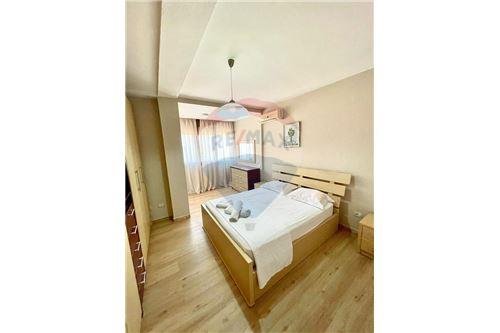 Tirane, jepet me qera apartament 1+1 Kati 9, 800 Euro