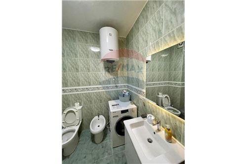 Tirane, jepet me qera apartament 1+1 Kati 9, 800 Euro