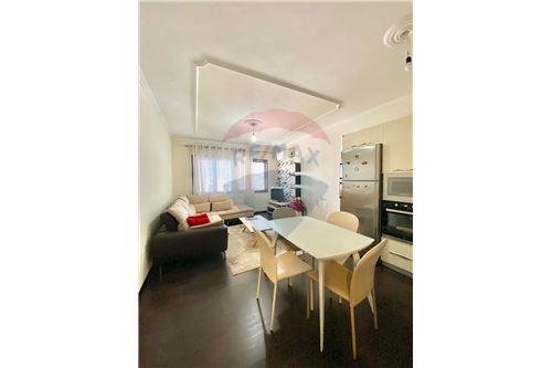 Tirane, jepet me qera apartament 2+1 500 Euro