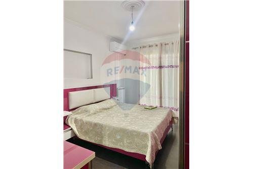 Tirane, jepet me qera apartament 2+1 500 Euro