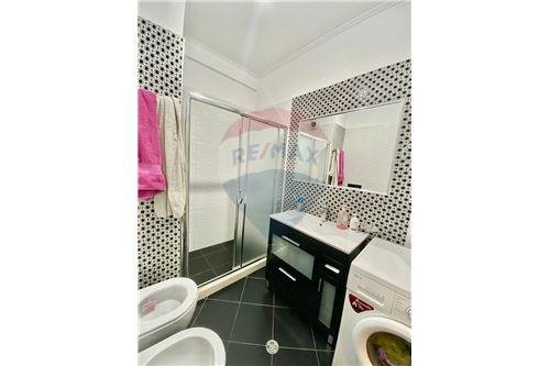 Tirane, jepet me qera apartament 2+1 500 Euro