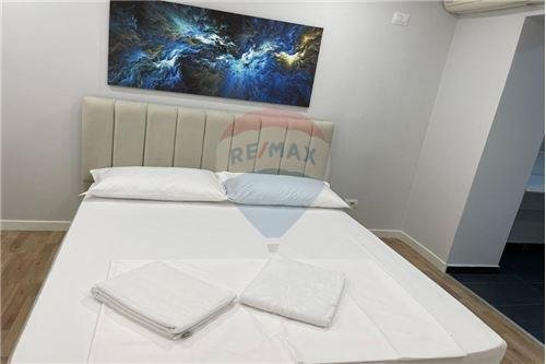 Tirane, jepet me qera apartament 450 Euro