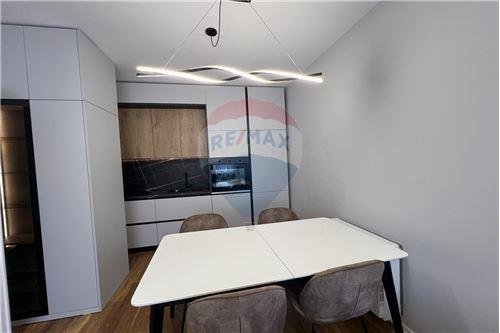 Tirane, jepet me qera apartament 2+1 1.000 Euro