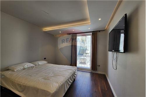 Tirane, jepet me qera apartament duplex 800 Euro