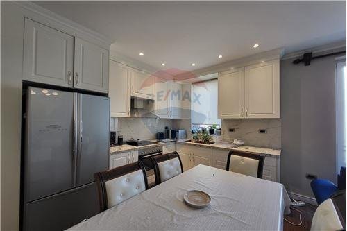 Tirane, jepet me qera apartament duplex 800 Euro