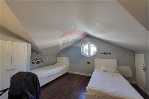 Tirane, jepet me qera apartament duplex 800 Euro