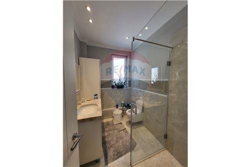Tirane, jepet me qera apartament duplex 800 Euro